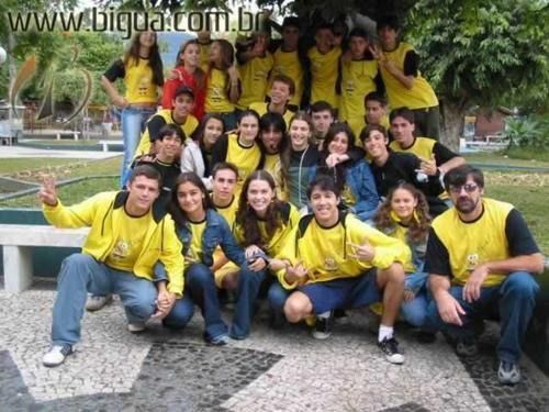 Equipe A_A no Banco da Praça durante a Gincana 2003