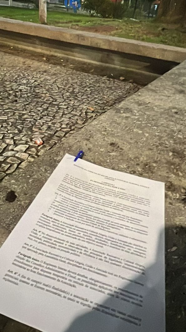 Estatuto assinado sobre o Banco da Praça.